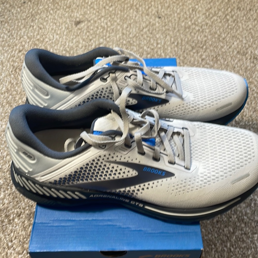 Brooks Adrenaline GTS 22 SIZE: 10